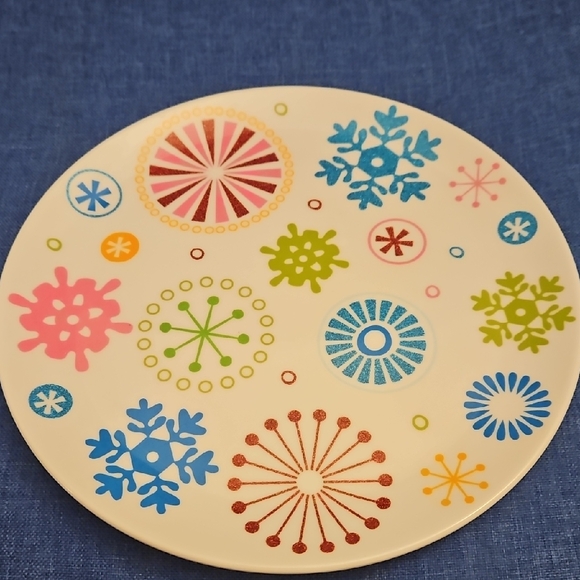 Snowflake Pattern Plate. - Picture 4 of 4